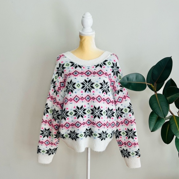 VS PINK Reversible Snowflake Fair Isle V-Neck Sweater - Picture 2 of 7